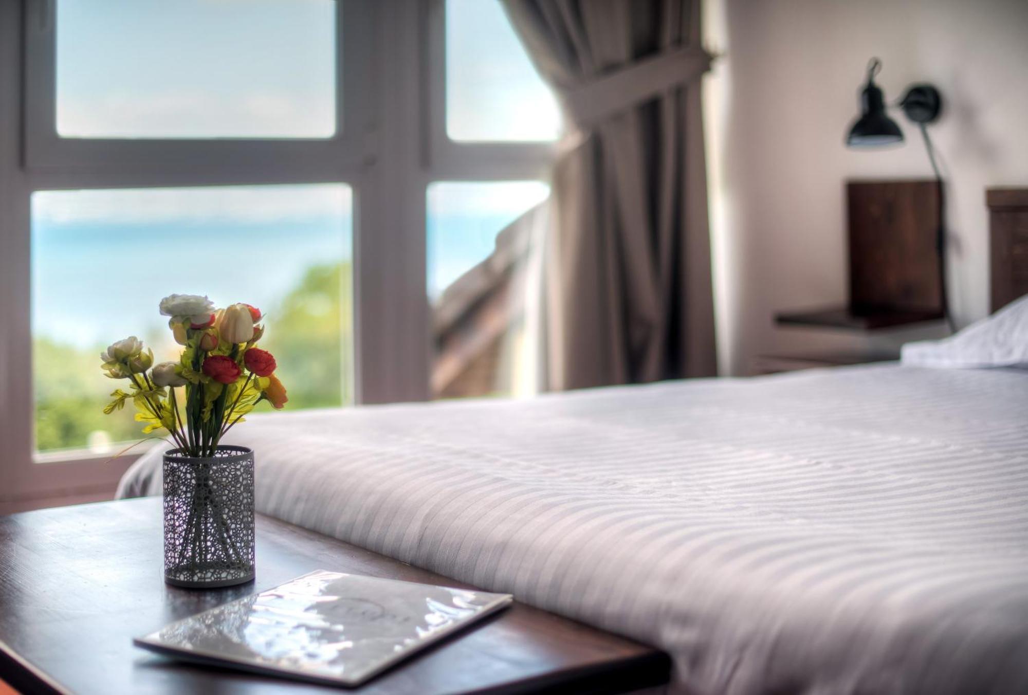 เซนิตุด โฮเทล แอนด์ เรสซิเดนซ์ เล แตราส ดู ลัก Hotel เอวิยงเลบานส์ ภายนอก รูปภาพ