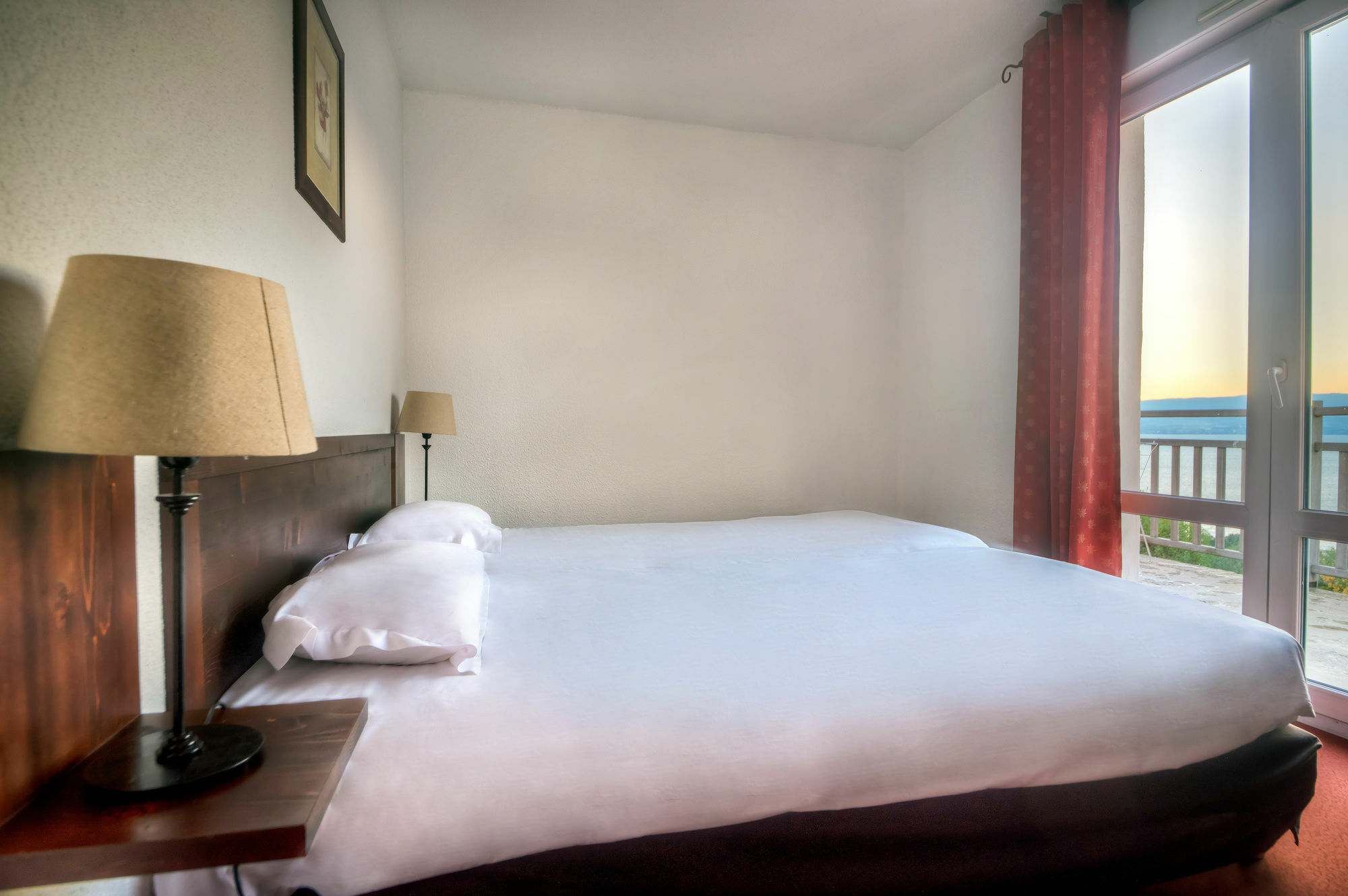 เซนิตุด โฮเทล แอนด์ เรสซิเดนซ์ เล แตราส ดู ลัก Hotel เอวิยงเลบานส์ ภายนอก รูปภาพ